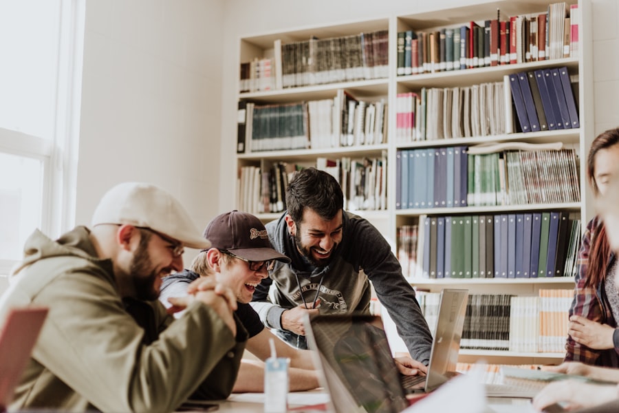 Studierende lernen gemeinsam mit Laptops